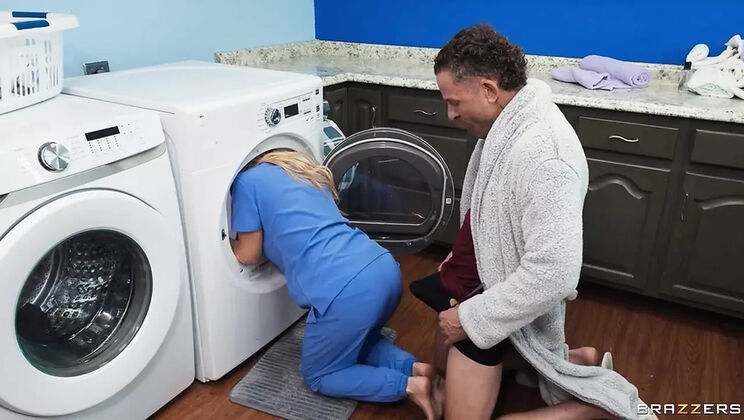 Hemşire Danielle hastanede koca sike sakso çekip suratına boşalttırıyor